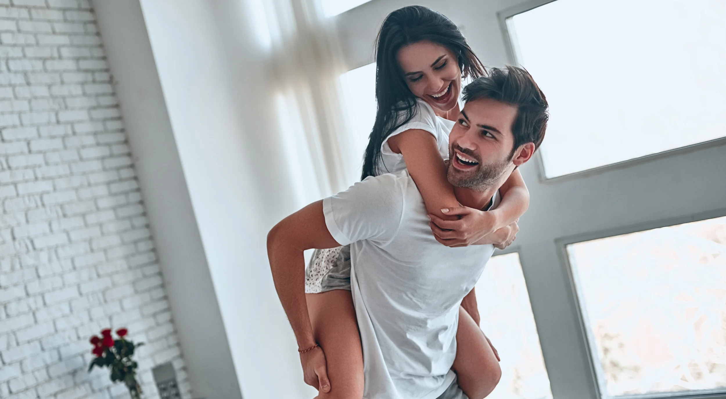 szczęśliwa para w nowym mieszkaniu