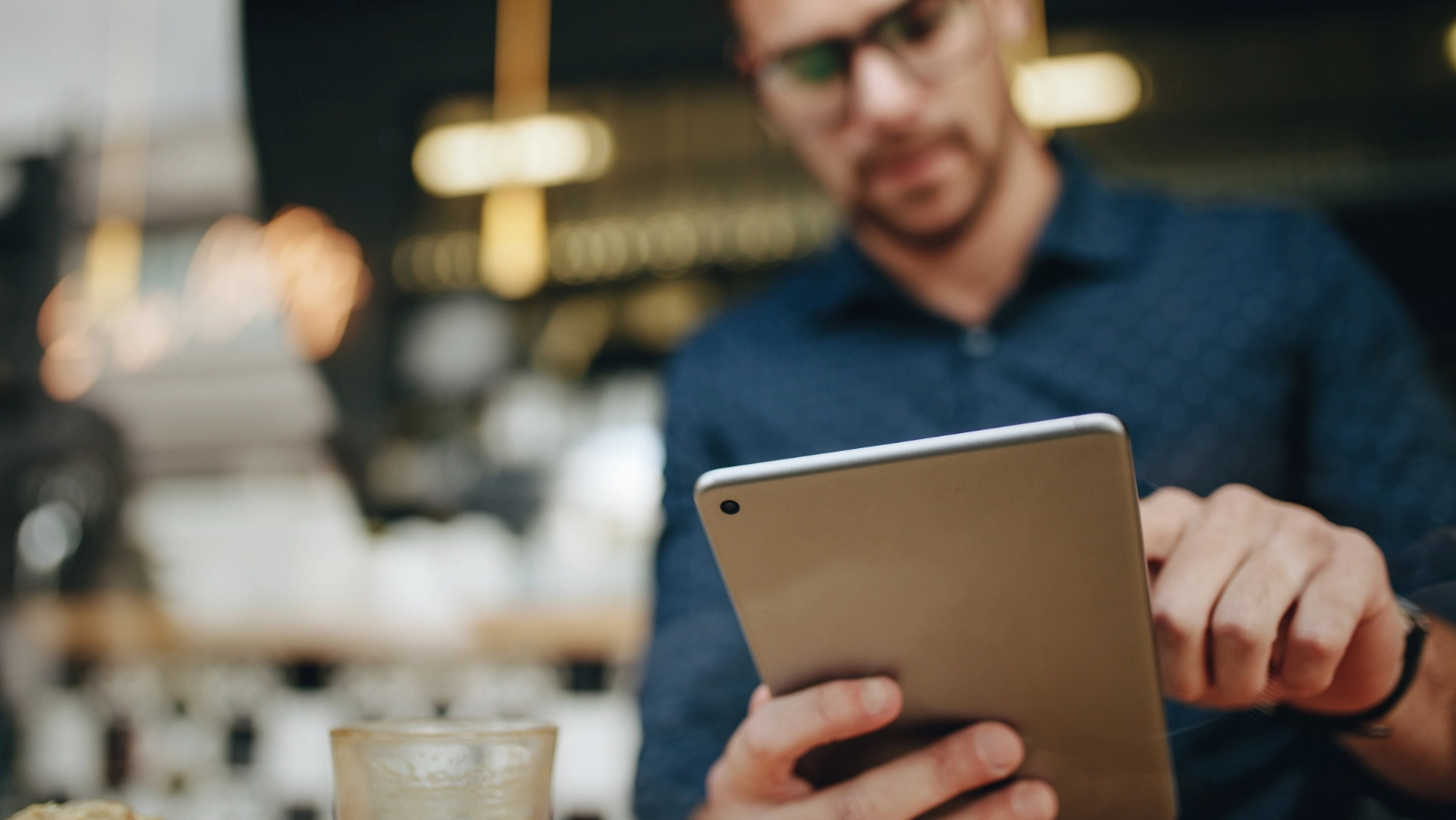 mężczyzna z tabletem