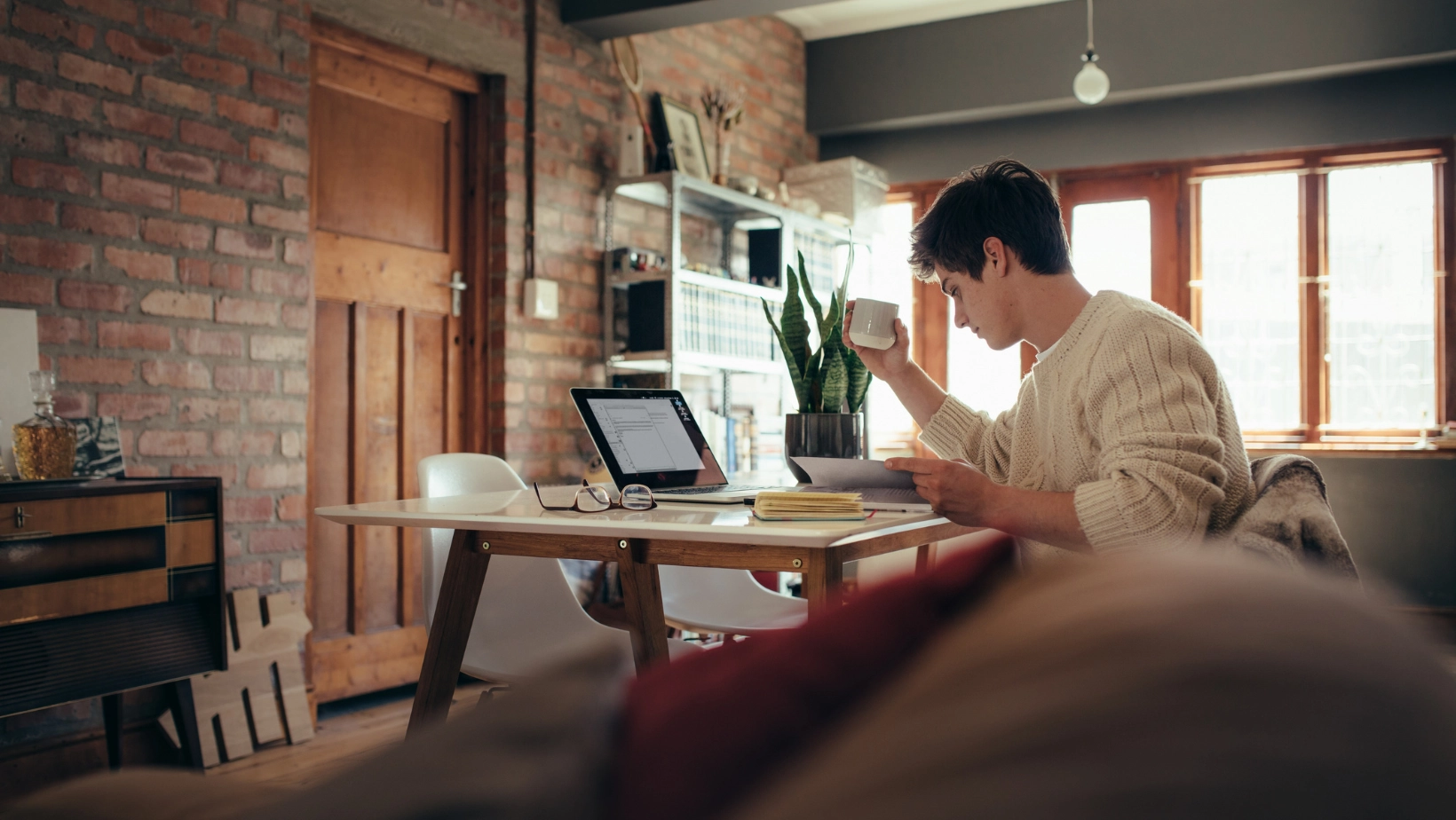 młody mężczyzna pracuje z komputerem